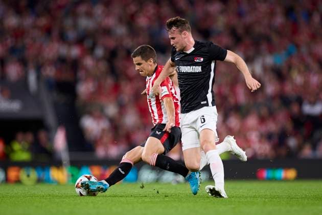 Athletic Club v AZ Alkmaar - Europa League 2024 25 League Phase Inigo Ruiz de Galarreta of Athletic Club competes for the ball with Peer Koopmeiners of AZ Alkmaar during the Europa League match between Athletic Club and AZ Alkmaar at San Mames on October 3, 2024, in Bilbao, Spain. Bilbao San Mames Basque Country Spain RL_ATHvAZA_EL_000044 Copyright: xRicardoxLarreinax