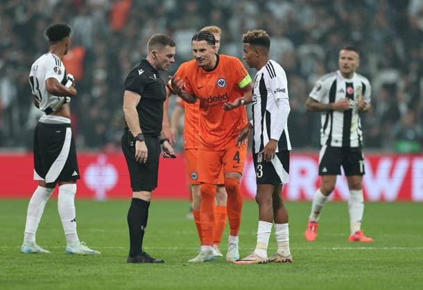 03 10 2024, Football UEFA Europa League, Besiktas JK Istanbul Eintracht Frankfurt, emonline, emspor, v l , Referee John Beaton SCO in dialog with Robin Koch Eintracht Frankfurt DFL DFB REGULATIONS PROHIBIT ANY USE OF PHOTOGRAPHS AS IMAGE SEQUENCES AND OR QUASI VIDEO xdcx Copyright: HMBxMedia