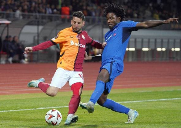 03.10.2024, Riga, Latvia. Latvia™s RFS Cedric Kouadio, right, and Turkey™s Galatasaray Yunus Akgün during UEFA Europa League game in Riga, Latvia, Oct. 3, 2024. Foto: Roman Koksarov Riga Latvia Copyright: xRomanxKoksarovx soc_rfs20241003rk111.JPG