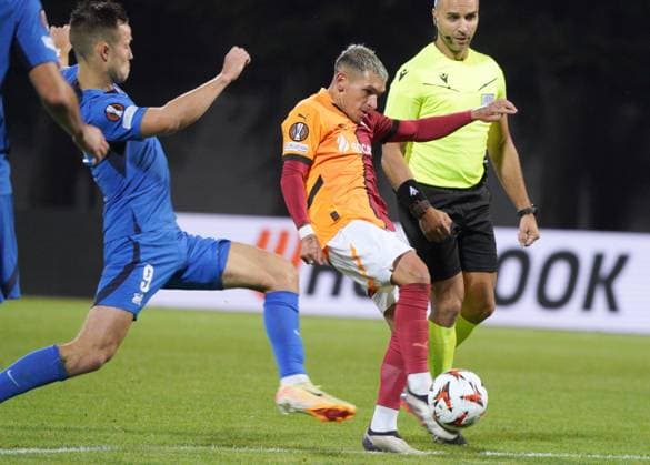 03.10.2024, Riga, Latvia. Latvia™s RFS JÄnis Ikaunieks, left, and Turkey™s Galatasaray Dries Mertens during UEFA Europa League game in Riga, Latvia, Oct. 3, 2024. Foto: Roman Koksarov Riga Latvia Copyright: xRomanxKoksarovx soc_rfs20241003rk130.JPG
