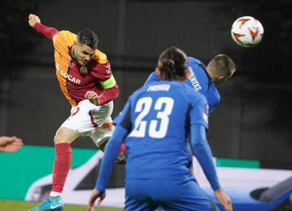 03.10.2024, Riga, Latvia. Latvia™s RFS Roberts SavaÄ¼nieks, right, and Turkey™s Galatasaray Mauro Icardi during UEFA Europa League game in Riga, Latvia, Oct. 3, 2024. Foto: Roman Koksarov Riga Latvia Copyright: xRomanxKoksarovx soc_rfs20241003rk199.JPG