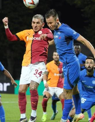 03.10.2024, Riga, Latvia. Latvia™s RFS JÄnis Ikaunieks, right, and Turkey™s Galatasaray Lucas Torreira during UEFA Europa League game in Riga, Latvia, Oct. 3, 2024. Foto: Roman Koksarov Riga Latvia Copyright: xRomanxKoksarovx soc_rfs20241003rk81.JPG