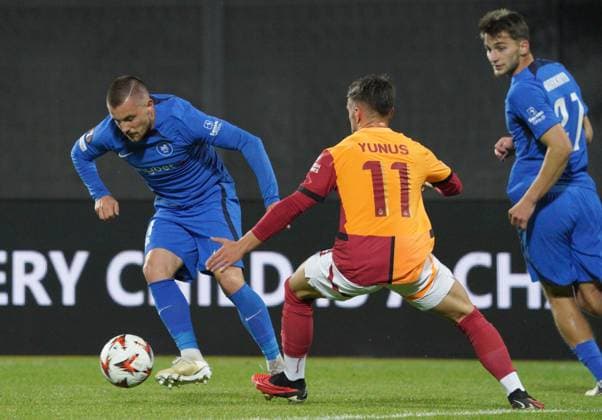 03.10.2024, Riga, Latvia. Latvia™s RFS Roberts SavaÄ¼nieks , left, and Turkey™s Galatasaray Yunus Akgün during UEFA Europa League game in Riga, Latvia, Oct. 3, 2024. Foto: Roman Koksarov Riga Latvia Copyright: xRomanxKoksarovx soc_rfs20241003rk227.JPG