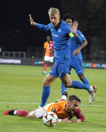 03.10.2024, Riga, Latvia. Latvia™s RFS Å½iga LipuÅ¡Äek , front, and Turkey™s Galatasaray Dries Mertens during UEFA Europa League game in Riga, Latvia, Oct. 3, 2024. Foto: Roman Koksarov Riga Latvia Copyright: xRomanxKoksarovx soc_rfs20241003rk255.JPG