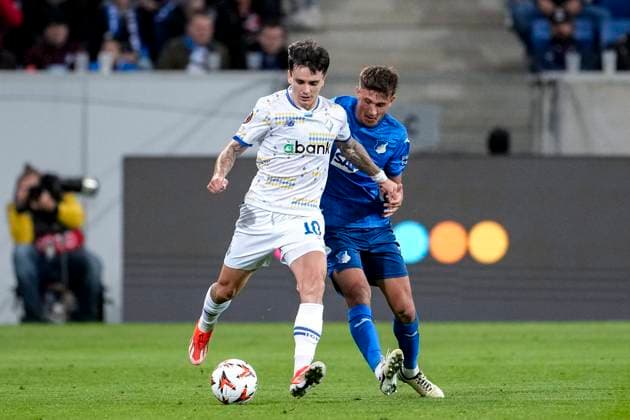 v li Mykola Shaparenko FC Dynamo Kyiv, 10 , Tom Bischof Hoffenheim, 7 , duel, duel, tackle, tackling, dynamics, action, action, 03 10 2024, Sinsheim Germany , football, UEFA Europa League, group stage, TSG 1899 Hoffenheim Dynamo Kiev, 03 10 2024, Sinsheim Germany , Football, UEFA Europa League, Group stage, TSG 1899 Hoffenheim Dynamo Kiev, DFB DFL REGULATIONS PROHIBIT ANY USE OF PHOTOGRAPHS AS IMAGE SEQUENCES AND OR QUASI VIDEO xozx