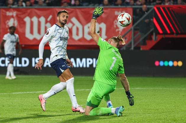 UEFA Europa League 24 25 FC Twente Enschede Fenerbahce Istanbul on 03 10 2024 at De Grolsch Veste in Enschede Dusan Tadic Fenerbahce 10 scores against goalkeeper Lars Unnerstall Twente 1 to make it 1 - 1 MH