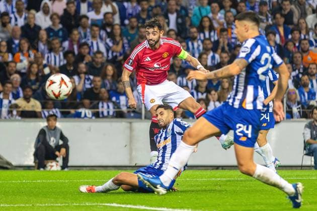 FC Porto Vs Manchester United, ManU in Porto, Portugal - 03 Oct 2024 Manchester United s Bruno Fernandes (L) and FC Porto s 22 Alan Varela in action during the UEFA Europa League 1st round day 2 between FC Porto and Manchester United at the Dragao stadium. Final score: FC Porto 3:3 Manchester United Porto Portugal Copyright: xDiogoxBaptistax xSOPAxImagesx DB2024_FCPvsManUNITED_0022