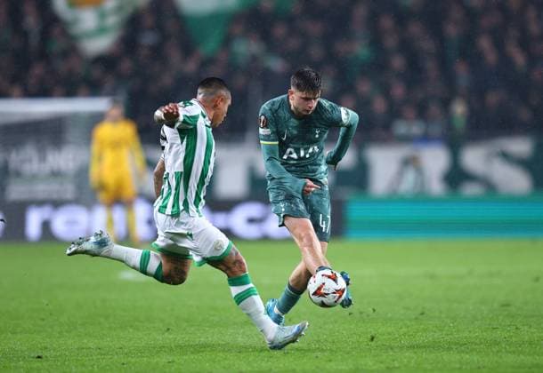 Mikey Moore of Tottenham Hotspur and Cristian Ramirez of Ferencvaros Ferencvaros v Tottenham Hotspur, UEFA Europa League, Group Stage, Football, Groupama Arena, Budapest, Hungary, 03 Oct 2024 EDITORIAL USE ONLY No use with unauthorised audio, video, data, fixture lists, club league logos or live services. Online in-match use limited to 120 images, no video emulation. No use in betting, games or single club league player publications.  Copyright: xMichaelxZemanek Shutterstockx 14750796dd