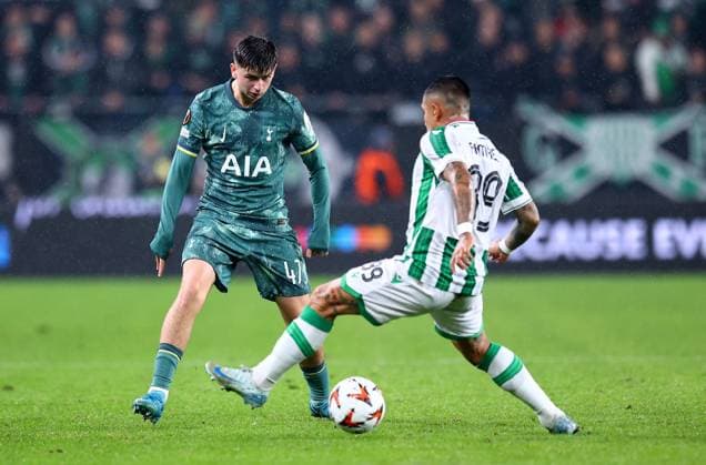 Mikey Moore of Tottenham Hotspur nutmegs Cristian Ramirez of Ferencvaros Ferencvaros v Tottenham Hotspur, UEFA Europa League, Group Stage, Football, Groupama Arena, Budapest, Hungary, 03 Oct 2024 EDITORIAL USE ONLY No use with unauthorised audio, video, data, fixture lists, club league logos or live services. Online in-match use limited to 120 images, no video emulation. No use in betting, games or single club league player publications.  Copyright: xMichaelxZemanek Shutterstockx 14750796de