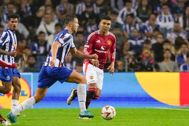Estadio do Dragao PORTO, PORTUGAL - OCTOBER 3: Carlos Casemiro of Manchester Utd. (R) chases Nico Gonzalez of FC Porto (L) during the UEFA Europa League 2024 25 League Phase Matchday 2 match between FC Porto and Manchester United, ManU at Estadio do Dragao on October 03, 2024 in Porto, Portugal. (Photo by Pedro Loureiro SPP) (Pedro Loureiro SPP) Copyright: xPedroxLoureiro SPPx spp-en-PeLo-RC4_PED_Porto_ManchesterUtd_03Oct2024_PT070