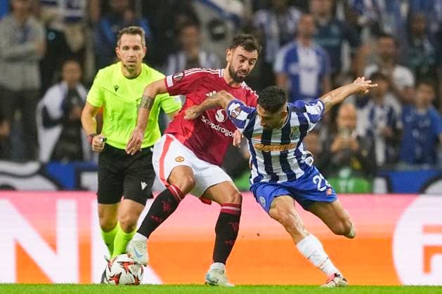 Estadio do Dragao PORTO, PORTUGAL - OCTOBER 3: Bruno Fernandes of Manchester Utd. (L) plays against Alan Varela of FC Porto (R) during the UEFA Europa League 2024 25 League Phase Matchday 2 match between FC Porto and Manchester United, ManU at Estadio do Dragao on October 03, 2024 in Porto, Portugal. (Photo by Pedro Loureiro SPP) (Pedro Loureiro SPP) Copyright: xPedroxLoureiro SPPx spp-en-PeLo-RC4_PED_Porto_ManchesterUtd_03Oct2024_PT072