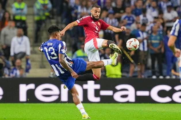 Estadio do Dragao PORTO, PORTUGAL - OCTOBER 3: Noussair Mazraoui of Manchester Utd. (R) fights for the ball with Wenderson Galeno of FC Porto (L) during the UEFA Europa League 2024 25 League Phase Matchday 2 match between FC Porto and Manchester United, ManU at Estadio do Dragao on October 03, 2024 in Porto, Portugal. (Photo by Pedro Loureiro SPP) (Pedro Loureiro SPP) Copyright: xPedroxLoureiro SPPx spp-en-PeLo-RC4_PED_Porto_ManchesterUtd_03Oct2024_PT092