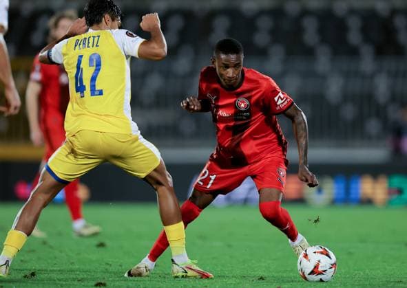 (241004) -- BELGRADE, Oct. 4, 2024 -- FC Midtjylland s Denil Castillo (R) vies with Maccabi Tel Aviv s Dor Peretz during a UEFA Europa League football match match between Maccabi Tel Aviv and FC Midtjylland in Belgrade, Serbia, Oct. 3, 2024. (Photo by Xinhua) (SP)SERBIA-BELGRADE-FOOTBALL-UEFA EUROPA LEAGUE-MACCABI VS MIDTJYLLAND PredragxMilosavljevic 