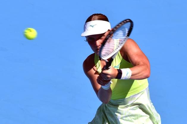 (241004) -- HONG KONG, Oct. 4, 2024 -- Suzan Lamens hits a return during the women s singles quarterfinal match between Varvara Gracheva of France and Suzan Lamens of the Netherlands at WTA, Tennis Damen Hong Kong 125 Open tennis tournament in Hong Kong, south China, Oct. 4, 2024. (Photo by Xinhua) (SP)CHINA-HONG KONG-TENNIS-WTA 125-WOMEN S SINGLES(CN) LoxPingxFai 