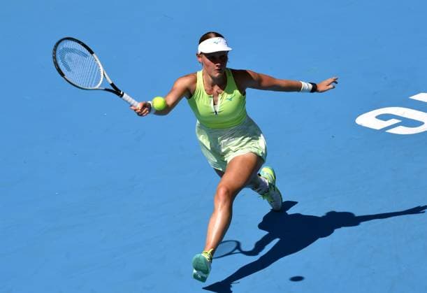 (241004) -- HONG KONG, Oct. 4, 2024 -- Suzan Lamens hits a return during the women s singles quarterfinal match between Varvara Gracheva of France and Suzan Lamens of the Netherlands at WTA, Tennis Damen Hong Kong 125 Open tennis tournament in Hong Kong, south China, Oct. 4, 2024. (Photo by Xinhua) (SP)CHINA-HONG KONG-TENNIS-WTA 125-WOMEN S SINGLES(CN) LoxPingxFai 