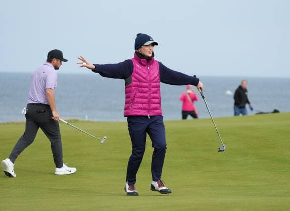 Kathryn Newton dances after holing a putt on the 18th green. Alfred Dunhill Links Championship 2024, Day Two, Golf, Kingsbarns, Scotland, UK - 04 Oct 2024  Copyright: xStuartxWallace Shutterstockx 14751991cq