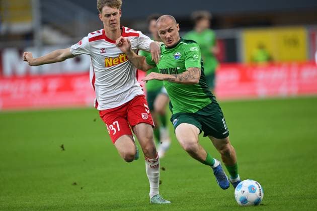 Paderborn, Home Deluxe Arena, 04 10 24, GER, Herren, 2 Bundesliga, Saison 2024 2025, SC Paderborn 07 SSV Jahn Regensburg Picture from left in duel Leopold WURRM Regensburg and Sven MICHEL Paderborn Only for editorial use DFL regulations prohibit any use of photographs as image sequences and or quasi video NRW Germany