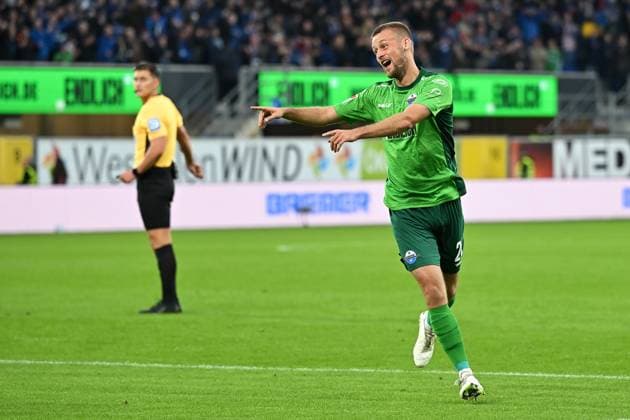 Paderborn, Home Deluxe Arena, 04 10 24, GER, Herren, 2 Bundesliga, Saison 2024 2025, SC Paderborn 07 SSV Jahn Regensburg Bild Sebastian KLAAS Paderborn jubilates after his goal for 1 0 Only for editorial use DFL regulations prohibit any use of photographs as image sequences and or quasi video NRW Germany