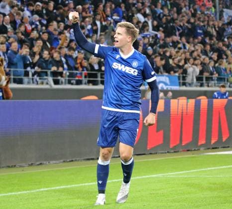 04 10 2024, xmohx, Soccer 2 Bundesliga, Karlsruher SC SV Darmstadt 98 emspor, v l Karlsruhe celebrates the 1 0 by Dzenis Burnic DFL DFB REGULATIONS PROHIBIT ANY USE OF PHOTOGRAPHS as IMAGE SEQUENCES and or QUASI VIDEO Karlsruhe