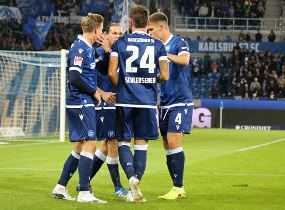 04 10 2024, xmohx, Soccer 2 Bundesliga, Karlsruher SC SV Darmstadt 98 emspor, v l Karlsruhe celebrates the 1 0 by Dzenis Burnic DFL DFB REGULATIONS PROHIBIT ANY USE OF PHOTOGRAPHS as IMAGE SEQUENCES and or QUASI VIDEO Karlsruhe