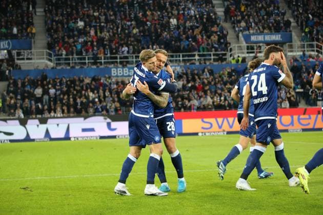 04 10 2024, xmohx, Soccer 2 Bundesliga, Karlsruher SC SV Darmstadt 98 emspor, v l Karlsruhe celebrates the 1 0 by Dzenis Burnic DFL DFB REGULATIONS PROHIBIT ANY USE OF PHOTOGRAPHS as IMAGE SEQUENCES and or QUASI VIDEO Karlsruhe
