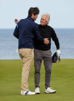 Michael Douglas shakes hands with his playing partner Nacho Elvira on the 18th green. Alfred Dunhill Links Championship 2024, Day Two, Golf, Kingsbarns, Scotland, UK - 04 Oct 2024  Copyright: xStuartxWallace Shutterstockx 14751991dw