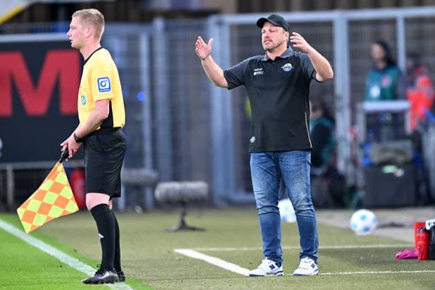 Paderborn, Home Deluxe Arena, 04 10 24, GER, Herren, 2 Bundesliga, Saison 2024 2025, SC Paderborn 07 SSV Jahn Regensburg Bild Trainer Lukas KWASNIOK Paderborn Only for editorial use DFL regulations prohibit any use of photographs as image sequences and or quasi video NRW Germany