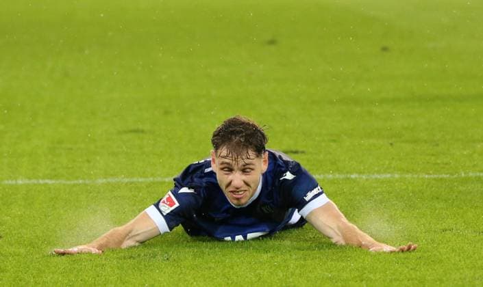 04 10 2024, xmohx, Soccer 2 Bundesliga, Karlsruher SC SV Darmstadt 98 emspor, v l Karslruhe cheered by Leon jensen the 2 1 DFL DFB REGULATIONS PROHIBIT ANY USE OF PHOTOGRAPHS as IMAGE SEQUENCES and or QUASI VIDEO Karlsruhe