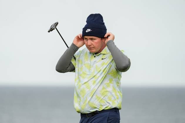 Robert McIntyre pulls his hat on at the 18th green as he finishes his round at Kingsbarns. Alfred Dunhill Links Championship 2024, Day Two, Golf, Kingsbarns, Scotland, UK - 04 Oct 2024  Copyright: xStuartxWallace Shutterstockx 14751991ek