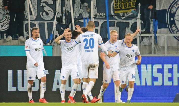 04 10 2024, xmohx, Soccer 2 Bundesliga, Karlsruher SC SV Darmstadt 98 emspor, v l Darmstadt celebrates the 3 2 by Kai Klefisch DFL DFB REGULATIONS PROHIBIT ANY USE OF PHOTOGRAPHS as IMAGE SEQUENCES and or QUASI VIDEO Karlsruhe