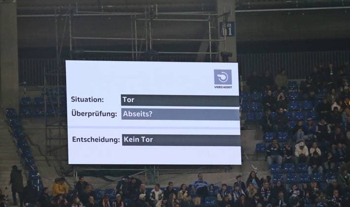 04 10 2024, xmohx, Fußball 2 Bundesliga, Karlsruher SC SV Darmstadt 98 emspor, v l Videobeweis DFL DFB REGULATIONS PROHIBIT ANY USE OF PHOTOGRAPHS as IMAGE SEQUENCES and or QUASI VIDEO Karlsruhe