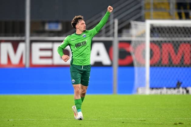 Paderborn, Home Deluxe Arena, 04 10 24, GER, Herren, 2 Bundesliga, Saison 2024 2025, SC Paderborn 07 SSV Jahn Regensburg Bild Aaron ZEHNTER Paderborn jubilates after his goal for 2 0 Only for editorial use DFL regulations prohibit any use of photographs as image sequences and or quasi video NRW Deutschland