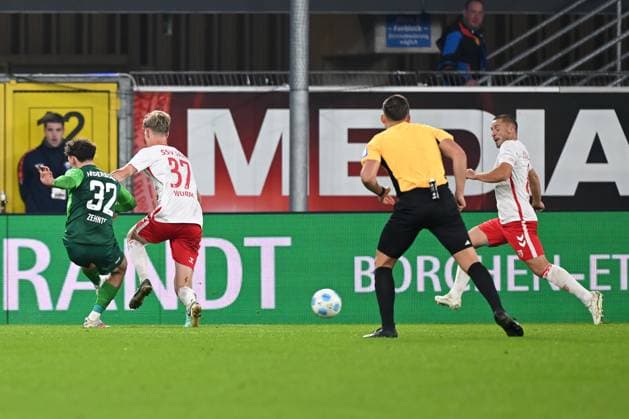 Paderborn, Home Deluxe Arena, 04 10 24, GER, Herren, 2 Bundesliga, Saison 2024 2025, SC Paderborn 07 SSV Jahn Regensburg Bild Aaron ZEHNTER Paderborn macht das Tor zum 2 0 Only for editorial use DFL regulations prohibit any use of photographs as image sequences and or quasi video NRW Deutschland