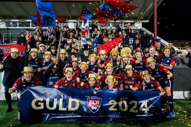 Bilder des Jahres 2024, Sport 10 Oktober Sport Themen der Woche KW40 Sport Bilder des Tages 241004 FC Rosengards spelare jublar över sitt SM-guld efter fotbollsmatchen i Damallsvenskan mellan FC Rosengard och Kristianstad den 4 oktober 2024 i Malmö. *** 241004 FC Rosengards players celebrate their Swedish Championship gold after the football match in Damallsvenskan between FC Rosengard and Kristianstad on October 4, 2024 in Malmö  Copyright: PETTERxARVIDSON BB241004PA082
