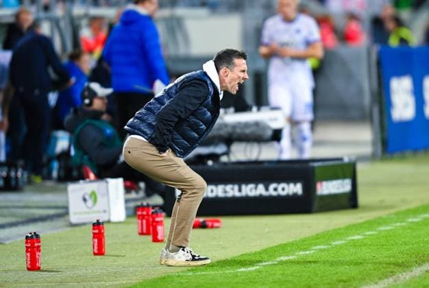 Coach Christian Eichner Karlsruher SC shouts, 2 Bundesliga, Karlsruher SC vs SV Darmstadt 98, BBBank Wildpark on October 04, 2024 in Karlsruhe, Germany Photo by Silas Schueller DeFodi Images Coach Christian Eichner Karlsruher SC shouts, 2 Bundesliga, Karlsruher SC vs SV Darmstadt 98, BBBank Wildpark on October 4, 2024 in Karlsruhe, Germany Photo by Silas Schueller DeFodi Images Defodi 738 738 KSCSVD 20241004 247 Defodi-738