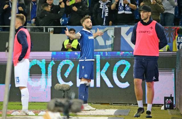 04 10 2024, xmohx, Fußball 2 Bundesliga, Karlsruher SC SV Darmstadt 98 emspor, v l Karlsruhe celebrates the 3 3 by Fabian Schleusener DFL DFB REGULATIONS PROHIBIT ANY USE OF PHOTOGRAPHS as IMAGE SEQUENCES and or QUASI VIDEO Karlsruhe