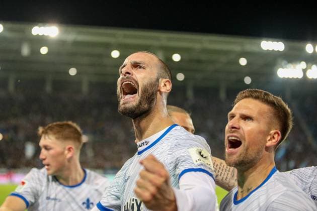 Cheering with the fans over the 2 3 Aleksandar Vukotic SV Darmstadt 98, 20 Tobias Kempe SV Darmstadt 98, 11 Karlsruher SC vs SV Darmstadt 98, Football, 2 Liga, Matchday 8, 2024 2025, 04 10 2024 , DFL REGULATES PROHIBIT ANY USE OF PHOTOGRAPHS AS IMAGE SEQUENCES AND OR QUASI VIDEO Karlsruher SC vs SV Darmstadt 98, Football, 2 Liga, Matchday 8, 2024 2025, 04 10 2024 Karlsruhe Copyright: xEibner-Pressefoto JanxPrihodax EP_JPA