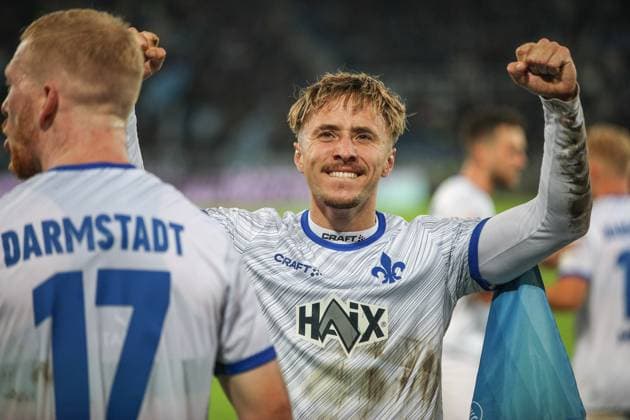 Luca Marseiler SV Darmstadt 98, 08 Kai Klefisch SV Darmstadt 98, 17 Karlsruher SC vs SV Darmstadt 98, Football, 2 Liga, Matchday 8, 2024 2025, 04 10 2024 , DFL REGULATES PROHIBIT ANY USE OF PHOTOGRAPHS AS IMAGE SEQUENCES AND OR QUASI VIDEO Karlsruher SC vs SV Darmstadt 98, Football, 2 Liga, Matchday 8, 2024 2025, 04 10 2024 Karlsruhe Copyright: xEibner-Pressefoto JanxPrihodax EP_JPA
