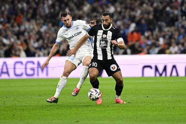 Sport Bilder des Tages L Olympique de Marseille reçoit l Angers Sporting Club de l Ouest dans le cadre de sixième journée de Ligue 1 McDonald s à l Orange Vélodrome, le 04 octobre 2024. Pierre Emile Hojbjerg (OM) et Himad Abdeli (SC° FOOTBALL : Olympique de Marseille VS Angers SCO - Ligue 1 - 04 10 2024 WilliamCannarella Panoramic 