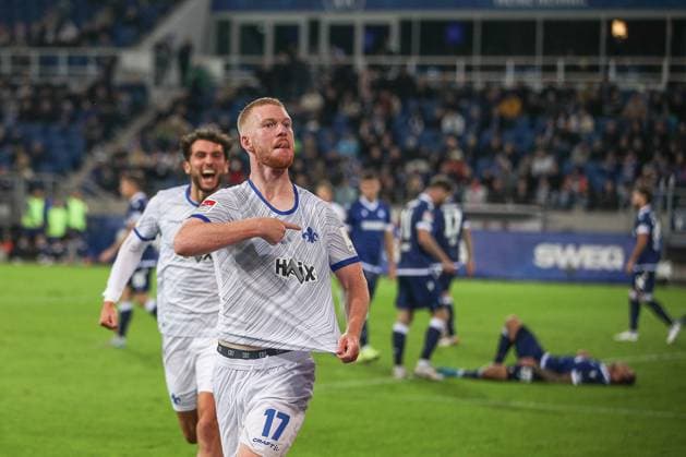 Disallowed goal by Kai Klefisch SV Darmstadt 98, 17 Fraser Hornby SV Darmstadt 98, 09 Karlsruher SC vs SV Darmstadt 98, Football, 2 Liga, Matchday 8, 2024 2025, 04 10 2024 , DFL REGULATES PROHIBIT ANY USE OF PHOTOGRAPHS AS IMAGE SEQUENCES AND OR QUASI VIDEO Karlsruher SC vs SV Darmstadt 98, Football, 2 Liga, Matchday 8, 2024 2025, 04 10 2024 Karlsruhe Copyright: xEibner-Pressefoto JanxPrihodax EP_JPA