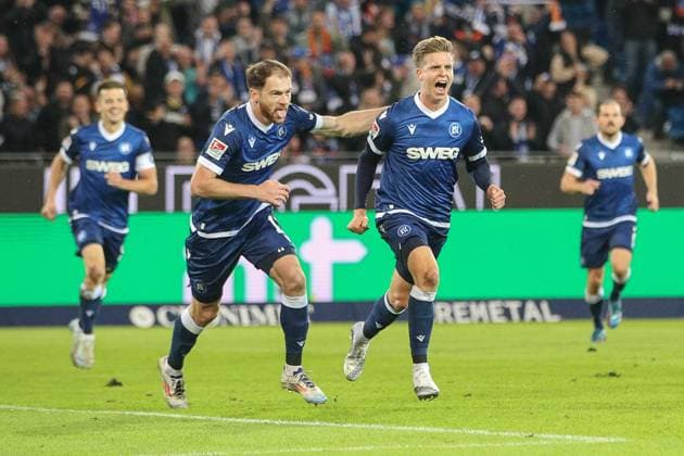 Dzenis Burnic Karlsruher SC, 07 with the 1 0 Budu Zivzivadze Karlsruher SC, 11 Karlsruher SC vs SV Darmstadt 98, Football, 2 Liga, Matchday 8, 2024 2025, 04 10 2024 , DFL REGULATES PROHIBIT ANY USE OF PHOTOGRAPHS AS IMAGE SEQUENCES AND OR QUASI VIDEO Karlsruher SC vs SV Darmstadt 98, Football, 2 Liga, Matchday 8, 2024 2025, 04 10 2024 Karlsruhe Copyright: xEibner-Pressefoto JanxPrihodax EP_JPA