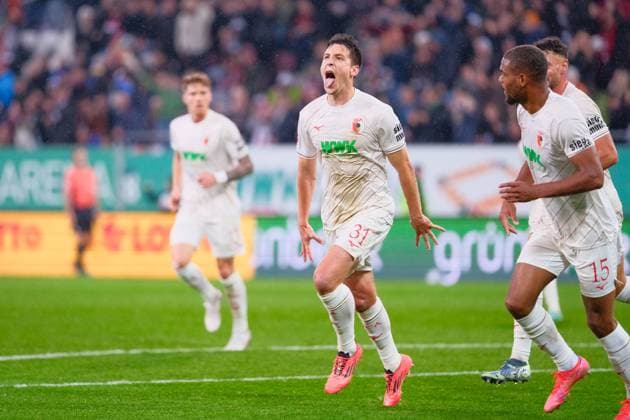 Bilder des Jahres 2024, Sport 10 Oktober Sport Themen der Woche KW40 Sport Bilder des Tages Keven Schlotterbeck (31, FC Augsburg) und Steve Mounie (15, FC Augsburg) Tor zum 1 : 0 beim Spiel FC Augsburg v Borussia Mönchengladbach, Fußball, Herren, Bundesliga, 2024 2025, 6.Spieltag am 04.10.2024 in Augsburg, WWK-Arena. DFL and DFB regulations prohibit any use of photographs as image sequences and or quasi-video. Bayern Deutschland *** Keven Schlotterbeck 31, FC Augsburg and Steve Mounie 15, FC Augsburg Goal for 1 0 at the match FC Augsburg v Borussia Mönchengladbach, Football, Men, Bundesliga, 2024 2025, Matchday 6 on 04 10 2024 in Augsburg, WWK Arena DFL and DFB regulations prohibit any use of photographs as image sequences and or quasi video Bayern Germany