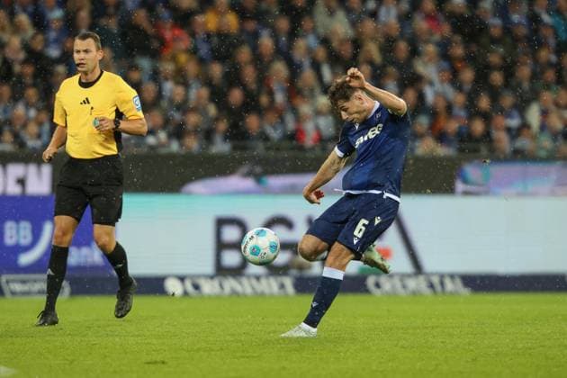 Leon Jensen Karlsruher SC, 06 with the shot to 2 1 Karlsruher SC vs SV Darmstadt 98, Football, 2 Liga, Matchday 8, 2024 2025, 04 10 2024 , DFL REGULATIONS PROHIBIT ANY USE OF PHOTOGRAPHS AS IMAGE SEQUENCES AND OR QUASI VIDEO Karlsruher SC vs SV Darmstadt 98, Football, 2 Liga, Matchday 8, 2024 2025, 04 10 2024 Karlsruhe Copyright: xEibner-Pressefoto JanxPrihodax EP_JPA