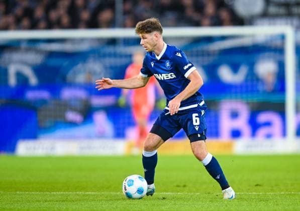 Leon Jensen Karlsruher SC in action, 2 Bundesliga, Karlsruher SC vs SV Darmstadt 98, BBBank Wildpark on October 04, 2024 in Karlsruhe, Germany Photo by Silas Schueller DeFodi Images Leon Jensen Karlsruher SC controls the ball, 2 Bundesliga, Karlsruher SC vs SV Darmstadt 98, BBBank Wildpark on October 4, 2024 in Karlsruhe, Germany Photo by Silas Schueller DeFodi Images Defodi 738 738 KSCSVD 20241004 315 Defodi-738