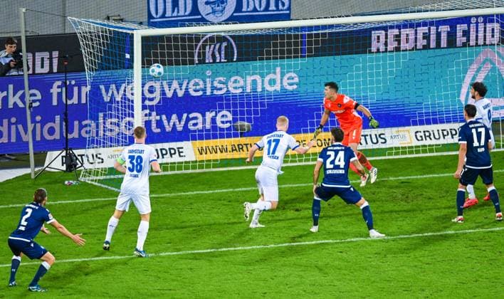 Kai Klefisch SV Darmstadt 98 scores against goalkeeper Max Weiss Karlsruher SC with his head into the net and scores the second goal for his team, 2 Bundesliga, Karlsruher SC vs SV Darmstadt 98, BBBank Wildpark on 04 October 2024 in Karlsruhe, Germany Photo by Silas Schueller DeFodi Images Kai Klefisch SV Darmstadt 98 scores against Max Weiss Karlsruher SC for his team, 2 Bundesliga, Karlsruher SC vs SV Darmstadt 98, BBBank Wildpark on October 4, 2024 in Karlsruhe, Germany Photo by Silas Schueller DeFodi Images Defodi 738 738 KSCSVD 20241004 406 Defodi-738