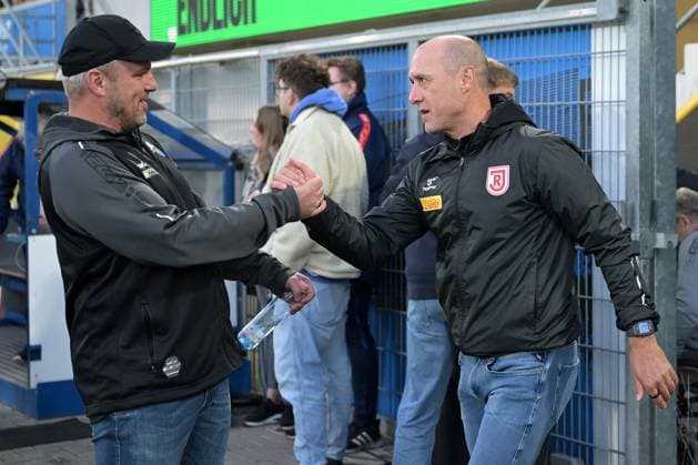 Paderborn, Home Deluxe Arena, 04 10 24, GER, Men, 2 Bundesliga, Season 2024 2025, SC Paderborn 07 SSV Jahn Regensburg Picture from left Coach Lukas KWASNIOK Paderborn and Coach Jo ENOCHS Regensburg Only for editorial use DFL regulations prohibit any use of photographs as image sequences and or quasi video NRW Germany