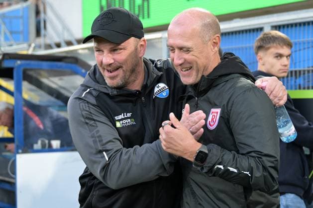 Paderborn, Home Deluxe Arena, 04 10 24, GER, Men, 2 Bundesliga, Season 2024 2025, SC Paderborn 07 SSV Jahn Regensburg Picture from left Coach Lukas KWASNIOK Paderborn and Coach Jo ENOCHS Regensburg Only for editorial use DFL regulations prohibit any use of photographs as image sequences and or quasi video NRW Germany