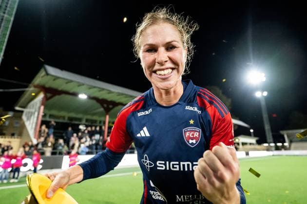 241004 FC Rosengards Rebecca Knaak cheers after the football match in Damallsvenskan between FC Rosengard and Kristianstad on October 4, 2024 in Malmö  Copyright: PETTERxARVIDSON BB241004PA214
