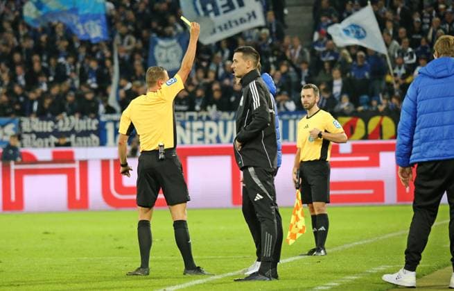 04 10 2024, xmohx, Fußball 2 Bundesliga, Karlsruher SC SV Darmstadt 98 emspor, v l Referee Florian Lechner shows coach Florian Kohfeldt Darmstadt the yellow card DFL DFB REGULATIONS PROHIBIT ANY USE OF PHOTOGRAPHS as IMAGE SEQUENCES and or QUASI VIDEO Karlsruhe