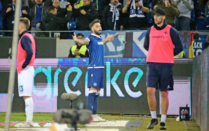 04 10 2024, xmohx, Soccer 2 Bundesliga, Karlsruher SC SV Darmstadt 98 emspor, v l Fabian Schleusener Karlsruhe celebrates the 3 3 DFL DFB REGULATIONS PROHIBIT ANY USE OF PHOTOGRAPHS as IMAGE SEQUENCES and or QUASI VIDEO Karlsruhe